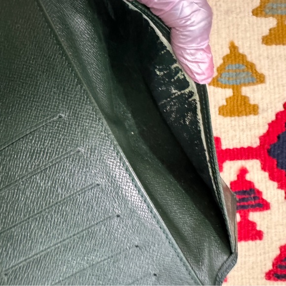 LOUIS VUITTON
Taiga Porte-Chequier Cartes Credit
Wallet - Picture 11 of 12